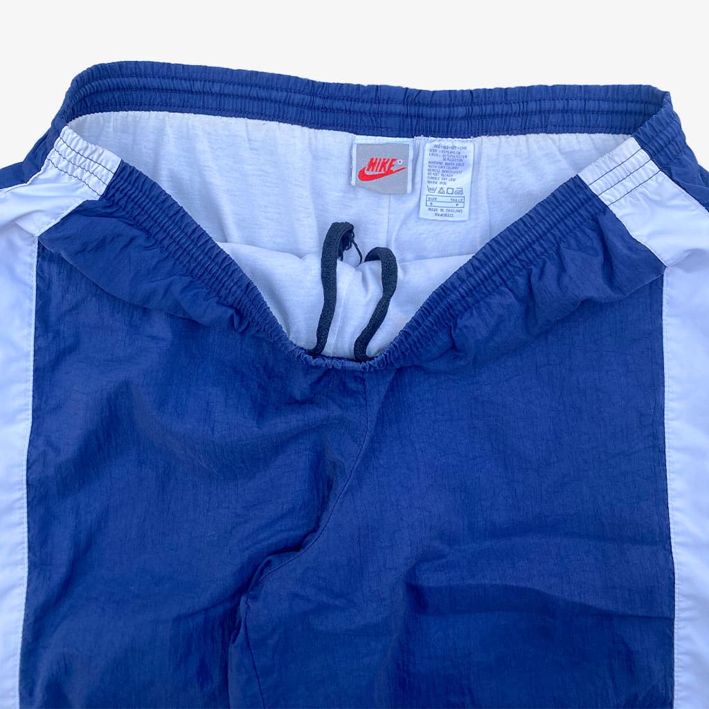 Vintage Nike Jogginghose 90s S in dunkelblau mit Streifen, kein Swoosh | Vintage Online Shop www.unique-resale.com