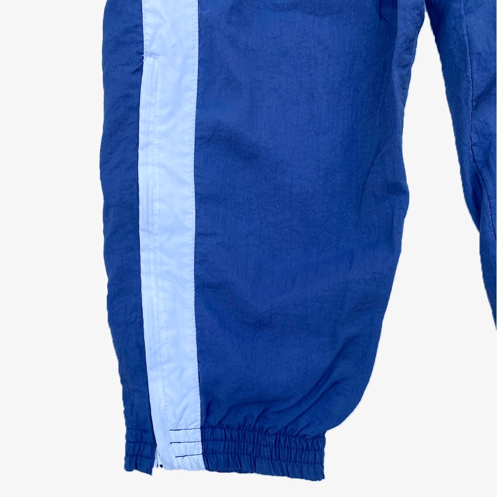 Vintage Nike Jogginghose 90s S in dunkelblau mit Streifen, kein Swoosh | Vintage Online Shop www.unique-resale.com