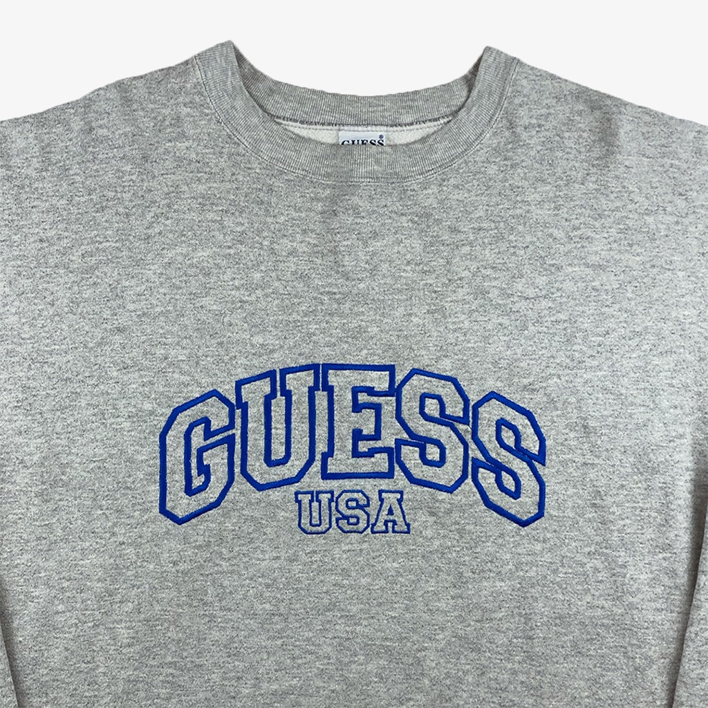 Vintage Guess Pullover XL grau großes Logo mittig close| Vintage Online Shop Unique-Resale