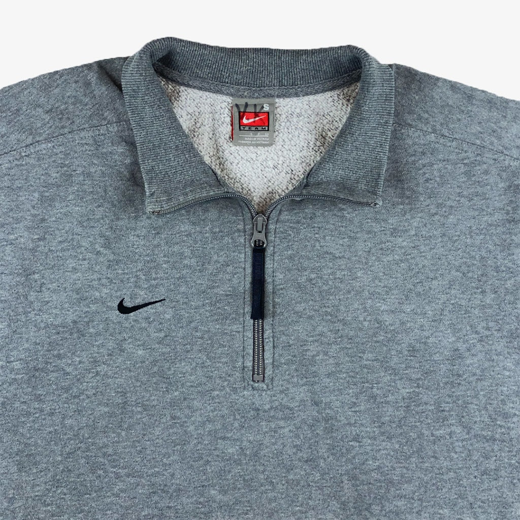 Vintage Nike 1/3-Zip Pullover S-M grau vorne cc | Vintage Online Shop Unique-Resale