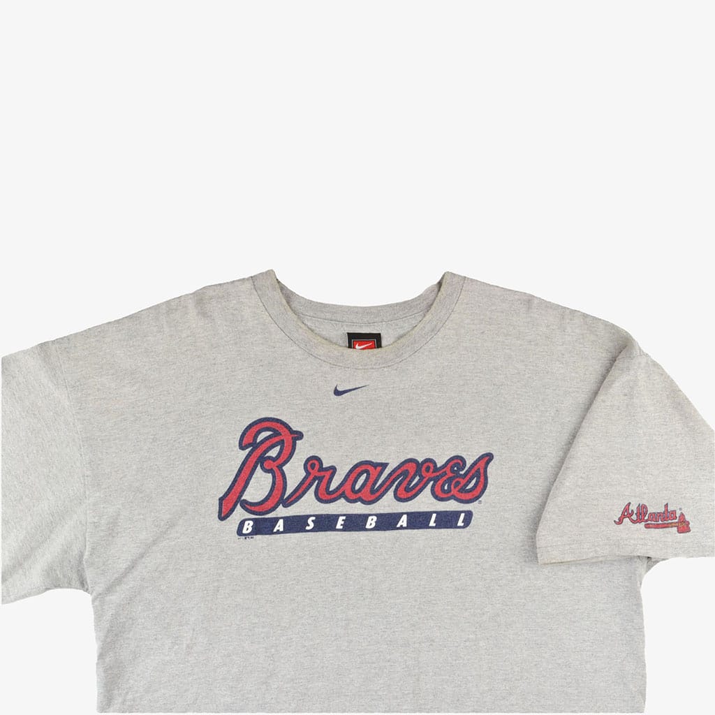 Vintage Nike Braves Baseball T-Shirt 2001 close| Vintage Online Shop Unique-Resale