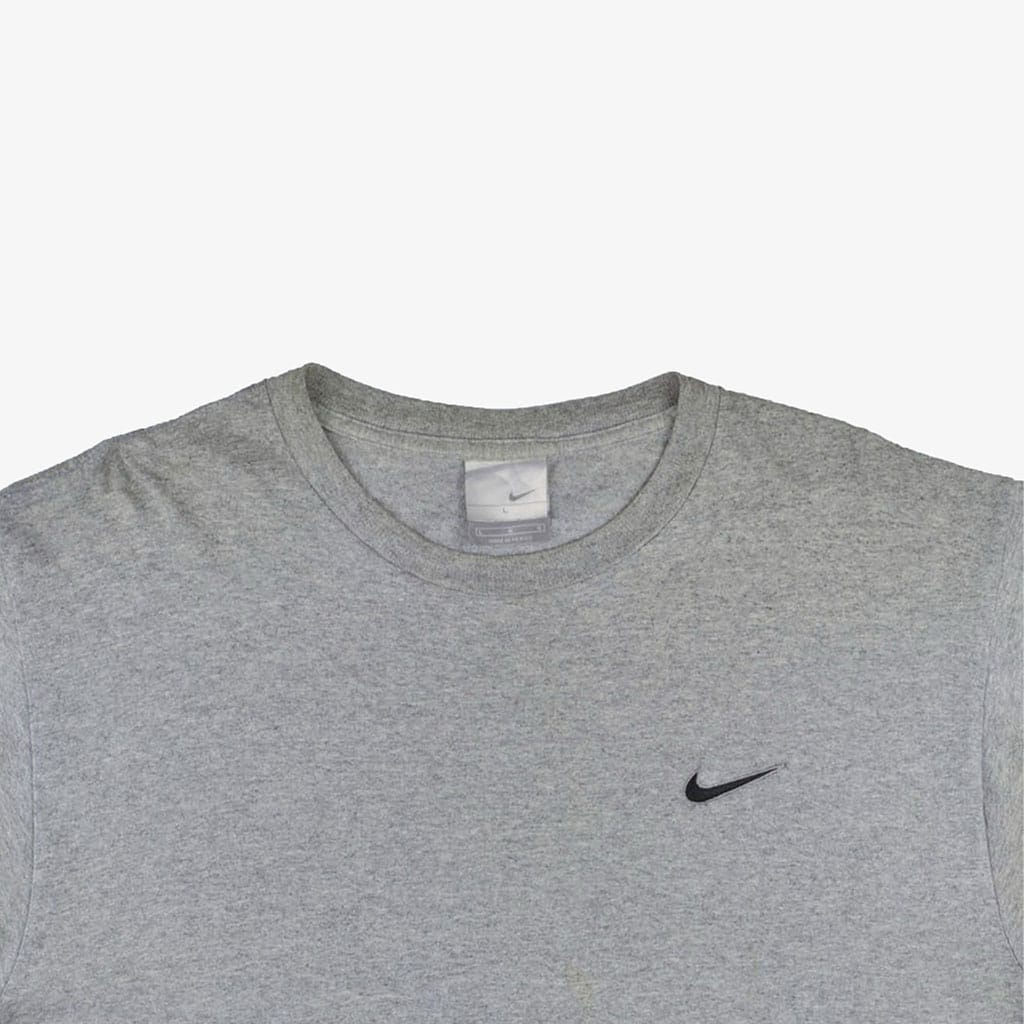 Vintage Nike T-Shirt L grau mit Logo vorne close | Vintage Online Shop Unique-Resale