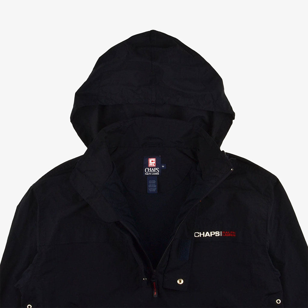  Vintage Polo Ralph Lauren Chaps Windbreaker M in schwarz vorne mit Chaps Logo mit Kapuze und 1/3 Zipper und Reißverschluss am Kragen | Vintage Online Shop Unique-Resale