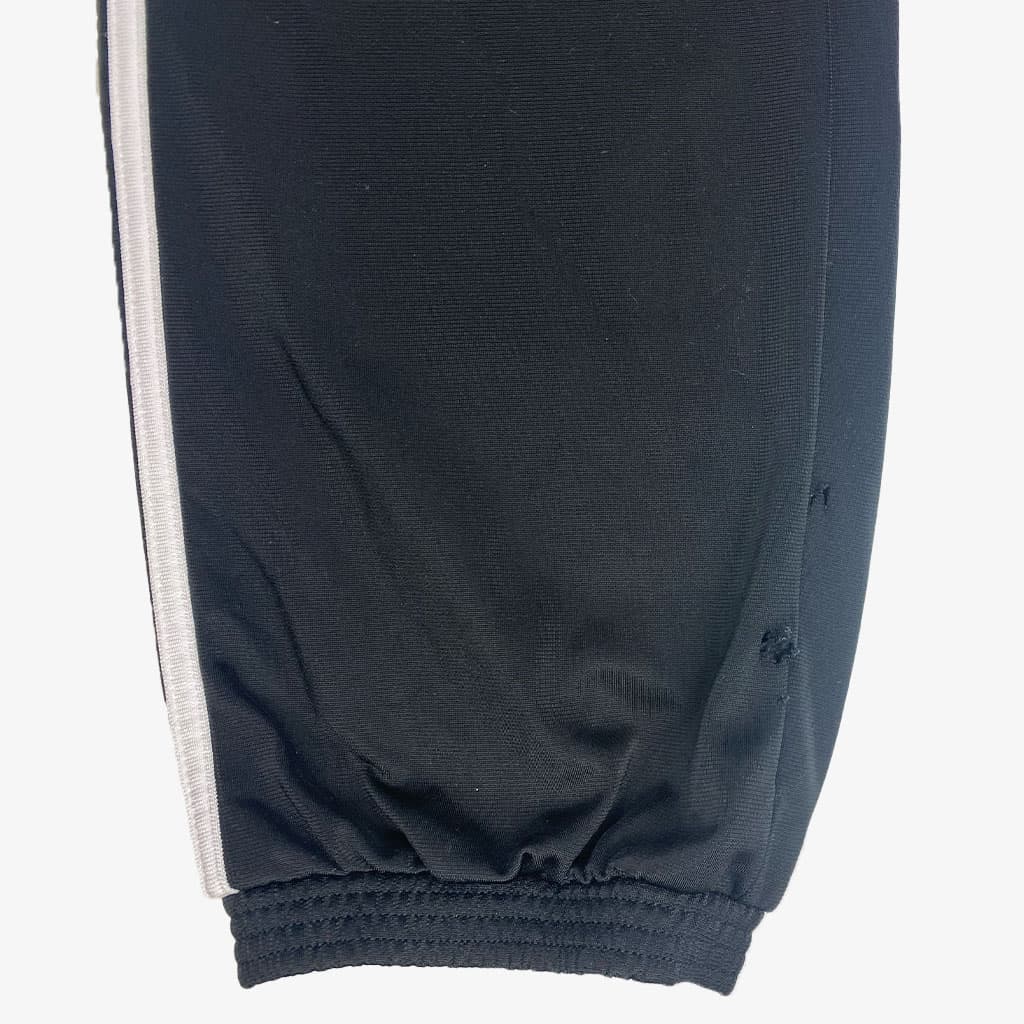 Vintage Adidas Jogginghose M in schwarz. Größe Kids XL, fällt aus wie Männer M | Vintage Online Shop Unique-Resale