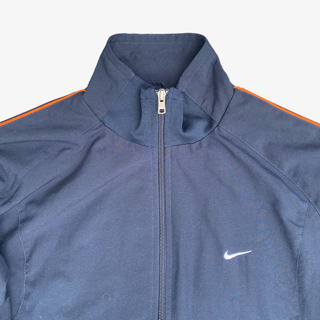 Vintage Nike Athletic Dept Trainingsjacke M in dunkelblau. | Vintage Online Shop Unique-Resale 